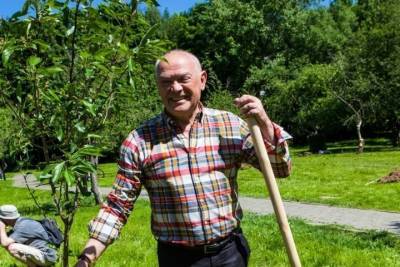 Доктор Румянцев и жители Конькова посадили Аллею Здоровья в яблоневом саду