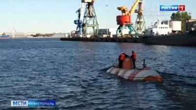Экипаж спасательного судна "Коммуна" провел учения в Черном море