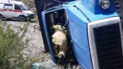 Задержан водитель грузовика, опрокинувшегося в Туве
