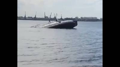 В Самаре речной теплоход затонул при буксировке судна