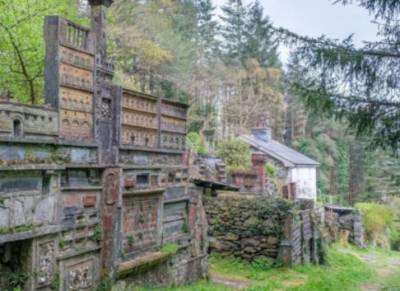 В Великобритании туристы случайно обнаружили тайное заброшенное село с уникальной архитектурой. ФОТО