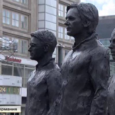 Джулиан Ассанжа - Эдвард Сноуден - В центре Женевы появились скульптуры Сноудена, Ассанжа и Мэннинг - radiomayak.ru