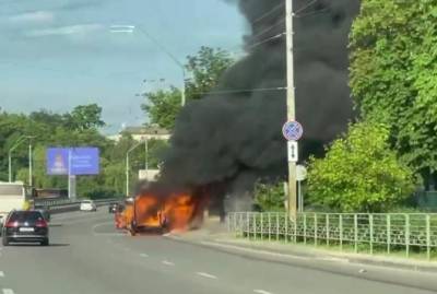 В Киеве на ходу взорвался микроавтобус