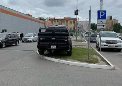 Рязанская полиция установила водителя, припарковавшегося на газоне у «Глобуса»