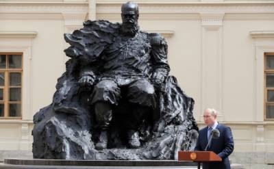 Конфуз: На памятнике Александру III в Гатчине орден Андрея Первозванного заменили шестиконечной звездой