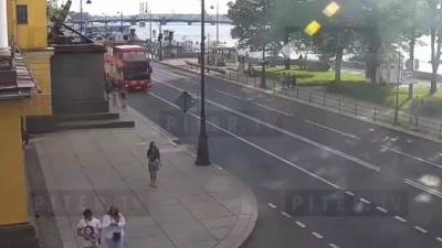 Автобус сбил девушку петербурженку на роликах
