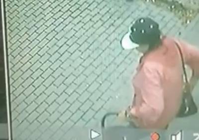 В Липецке женщина украла урну с мусором около пивного магазина