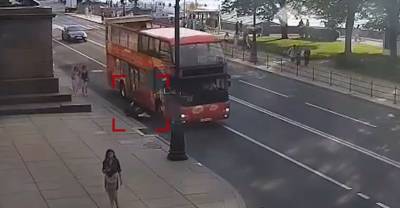 Хотела объехать пешеходов: В Петербурге автобус снёс девушку на роликах