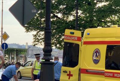 В центре Петербурга автобус сбил девушку на роликах