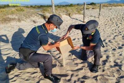 Гостям пляжей на Сардинии грозят штрафы до 3 тыс. евро за кражу песка и ракушек