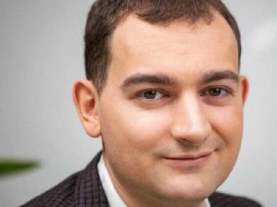 «Увидел „наружку“ возле подъезда»: белорусский политолог выехал в Украину после «интервью» Протасевича