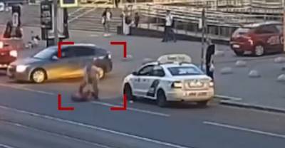 В Петербурге пассажир жестоко избил таксиста прямо на проезжей части