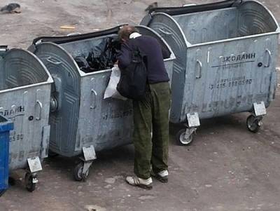 В Кургане повесили замки на мусорные баки, чтобы «пенсионеры не копались и не растаскивали грязь»
