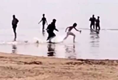 На пляже в Дюнах полицейские ловили озорного нудиста