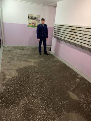 В Новокузнецке прокуратура заинтересовалась затопленным подъездом в многоквартирном доме