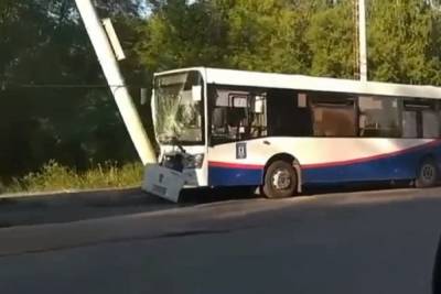 В Ярославле пассажирский автобус протаранил столб