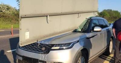 Пункт назначения. В Ирландии большой дорожный указатель пробил лобовое стекло Range Rover