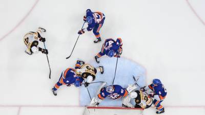 «Айлендерс» обыграл «Бостон» в матче плей-офф НХЛ, Варламов отразил 28 бросков