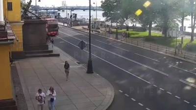 Экскурсионный автобус сбил девушку на роликах