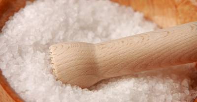 Диетолог объяснила, почему соль — не только "белая смерть"