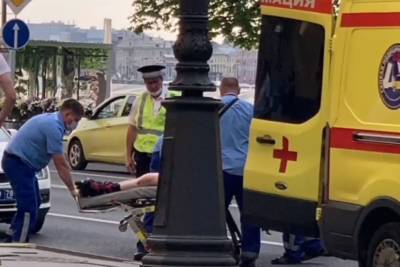 В Петербурге туристический автобус сбил девушку на роликах – видео