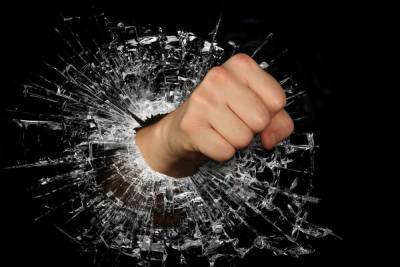 В Смоленске уличный грабитель несколько раз ударил женщину кулаком в живот