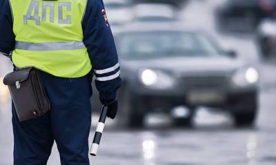 Сотрудникам ГИБДД запретили принимать от водителей документы с вложенными деньгами