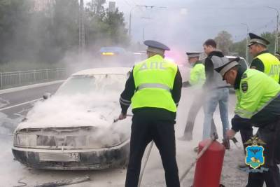 Белгородские автоинспекторы тушили горевший на Богдана Хмельницкого «Ауди»