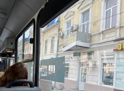 Ростовчане предупреждают об аварийном балконе в центре города, который вот-вот рухнет