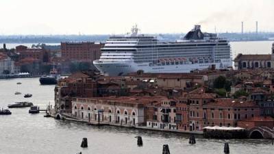 Венеция встретила первый круизный лайнер протестами