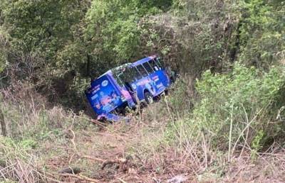 Автобус с людьми упал в овраг в Мексике