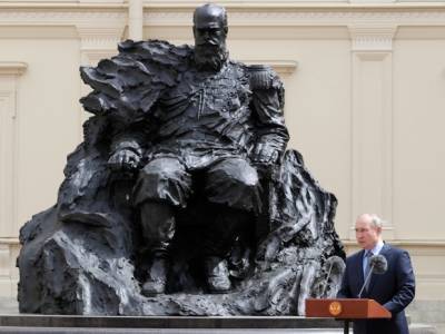 Шестиконечную звезду сняли с памятника Александру III в Гатчине