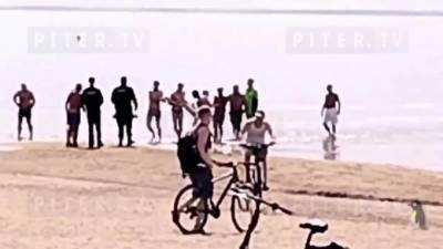 Из-за жары полицейским Петербурга пришлось ловить нудиста на пляже