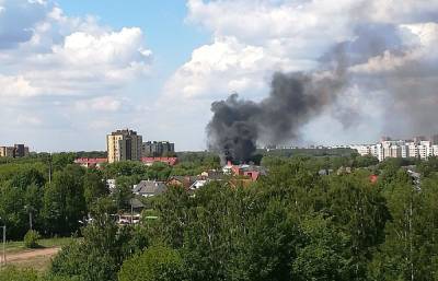 В тверском микрорайоне Соминка горит дом, есть пострадавший