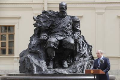 Ошибку на памятнике Александру III в Ленинградской области исправили