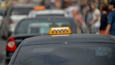 В Омске таксист сбил двух людей и оставил разбитое авто