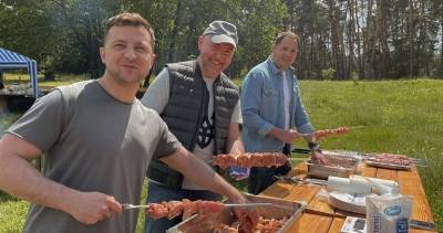 Зеленский накормил журналистов шашлыком собственного приготовления
