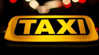 Омская полиция ищет сбившего двух пешеходов водителя такси