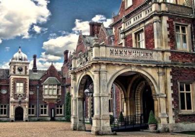 В Великобритании женщина за два года создала вязаную копию Сандрингемского дворца. ФОТО