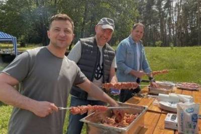 Зеленский угостил журналистов шашлыком собственноручного приготовления
