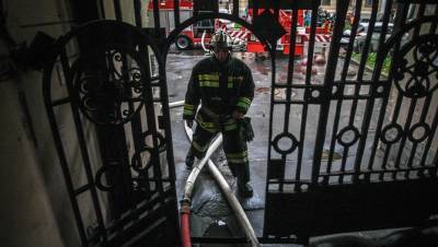 Пожар в центре Петербурга тушат пять расчётов