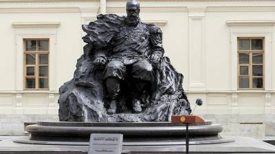 Исправлена ошибка на памятнике Александру III в Гатчине