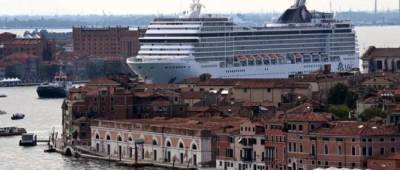 «Нас обманули»: жители Венеции вышли на протест из-за круизного лайнера, который зашел в город