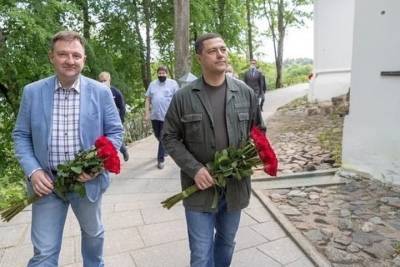 Псковский губернатор и министр просвещения возложили цветы на могилу Пушкина