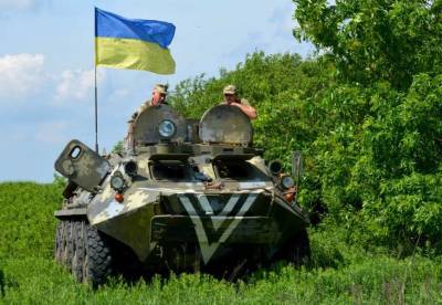 Украина массово перебрасывает к границе Крыма танки и артиллерию