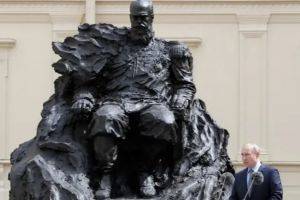 На памятнике, который открыл Путин, нашли ошибку. ФОТО