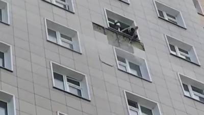 В Красноярске тушат пожар в 24-этажном доме