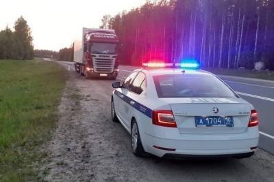 Пьяного водителя фуры остановили автоинспекторы в Карелии