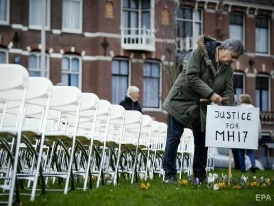 Родственники погибших в авиакатастрофе малайзийского боинга выставили 298 стульев перед посольством РФ