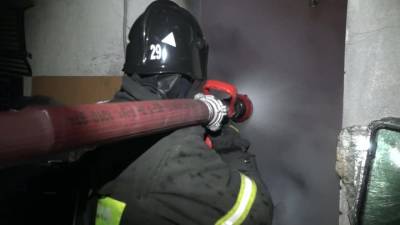 В Красноярске пожарные справились с огнем в многоэтажке